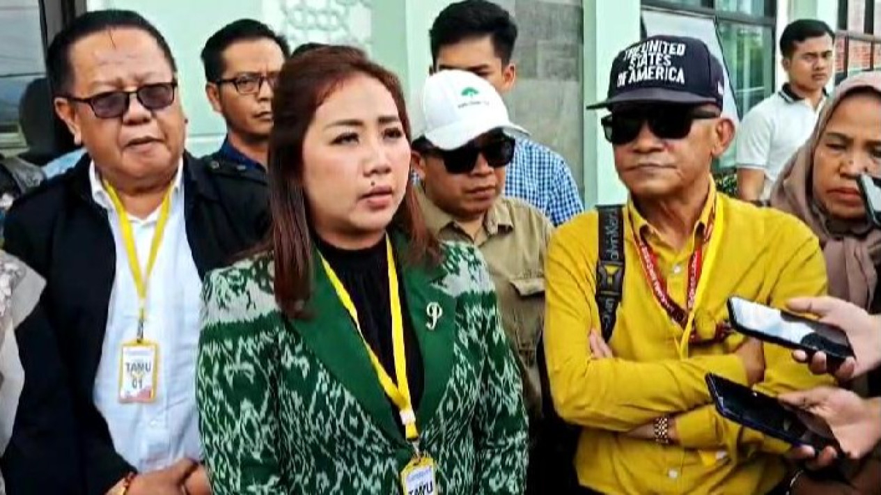 Putri Maya Rumanti, kuasa hukum keluarga korban saat diwawancarai.