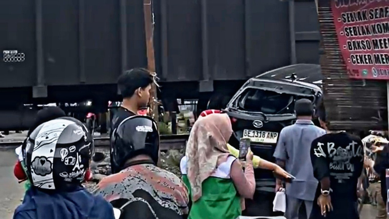Minibus tertabrak kereta api di Bandar Lampung