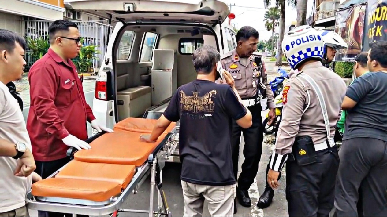 Petugas saat evakuasi ojol yang pingsan