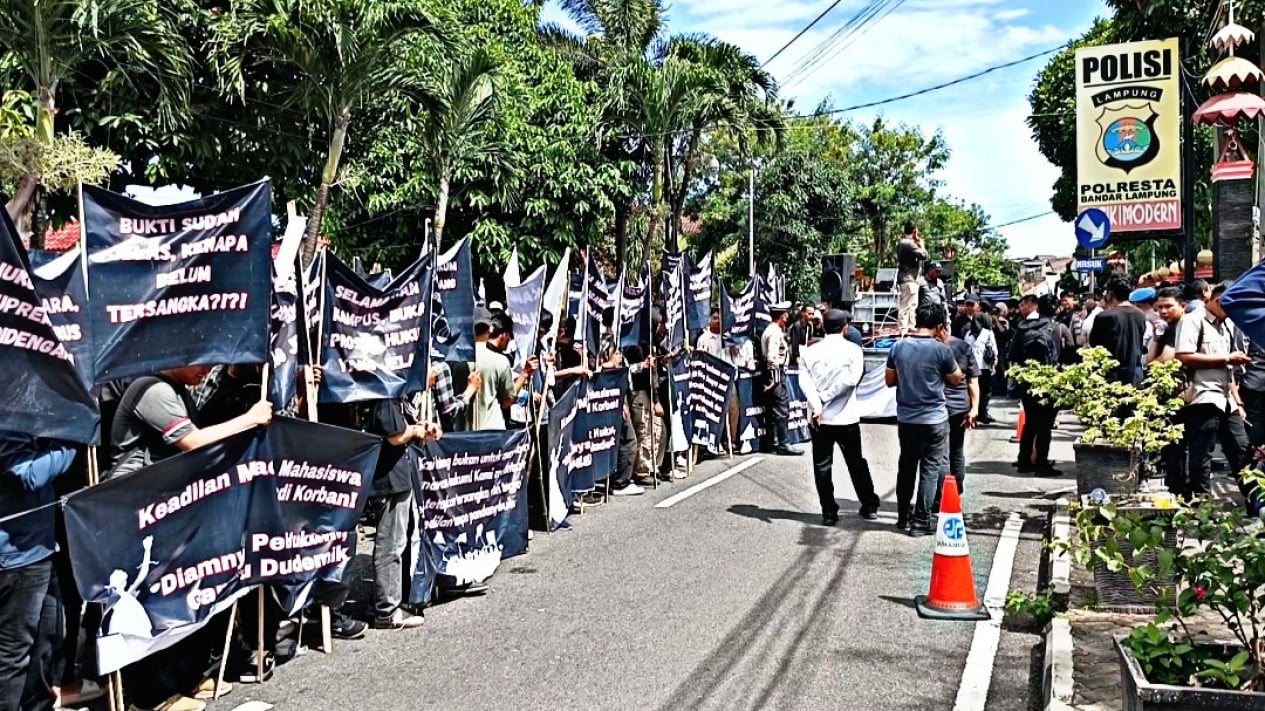 Aksi di depan Mapolresta Bandar Lampung