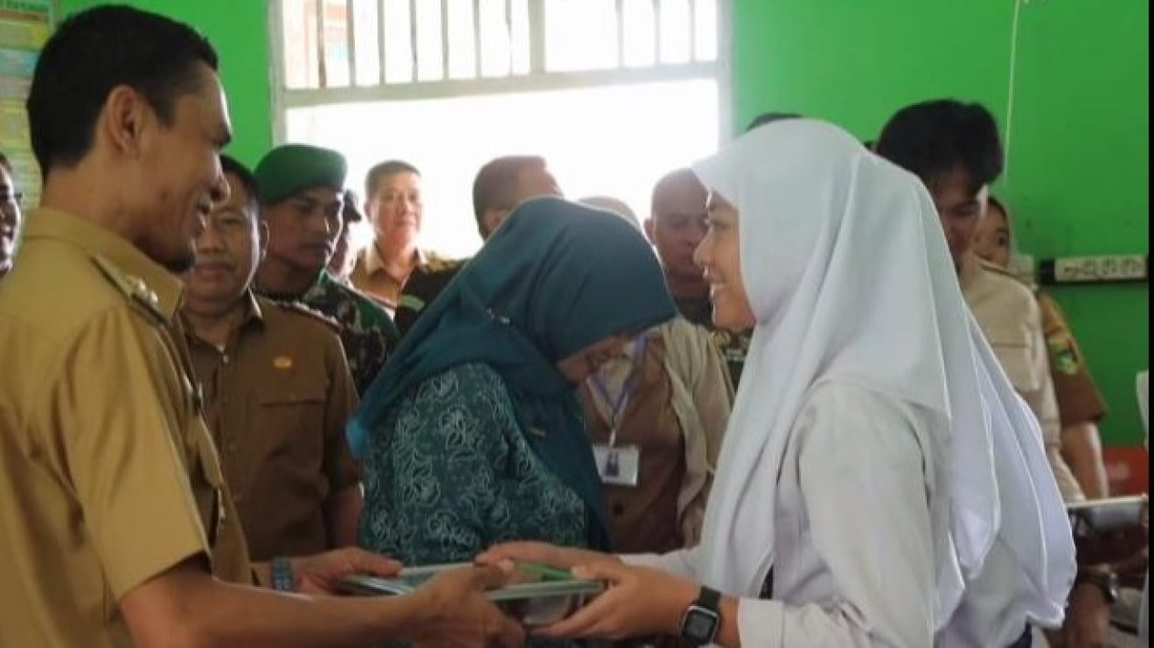 Wakil Bupati Tanggamus, Agus Suranto membagikan makan bergizi.