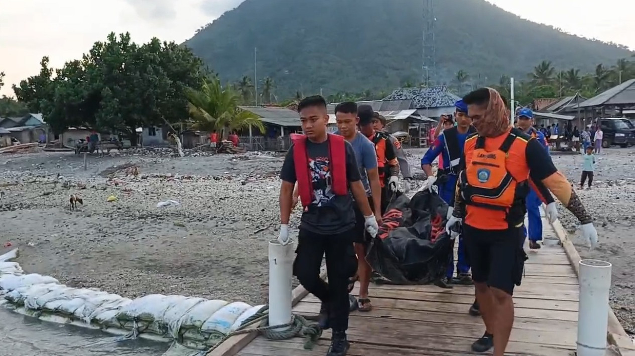 Tim SAR Gabungan evakuasi mayat di perairan Pulau Sebesi.