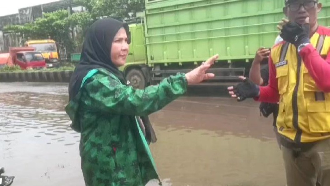 Wali Kota Bandar Lampung, Eva Dwiana meninjau banjir di Panjang.
