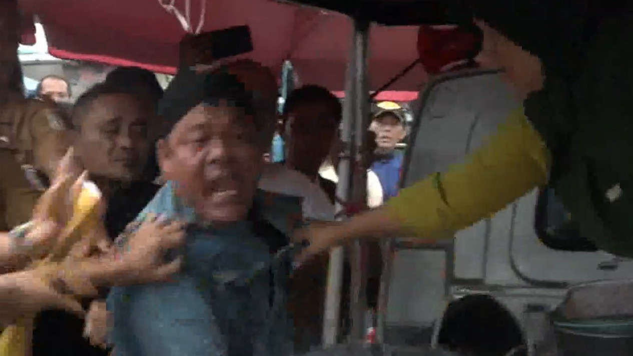 Kericuhan pedagang saat penertiban PKL di Pasar Sentral Unit 2, Tuba.
