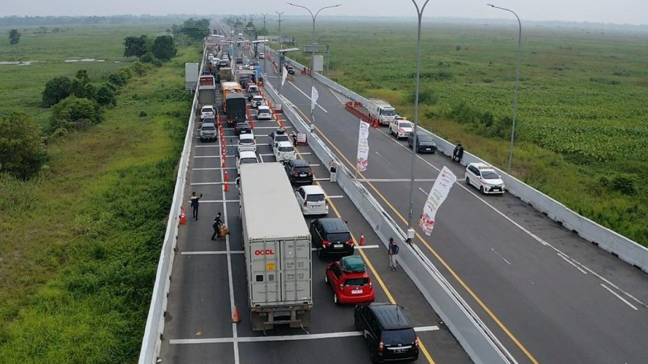 Peningkatan volume kendaraan di Jalan Tol Trans Sumatera.