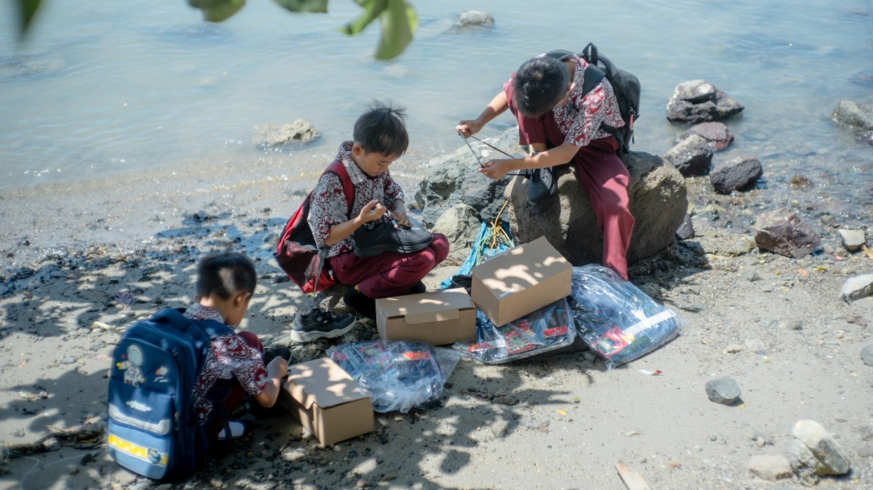 Hutama Karya memberikan bantuan perlengkapan sekolah.