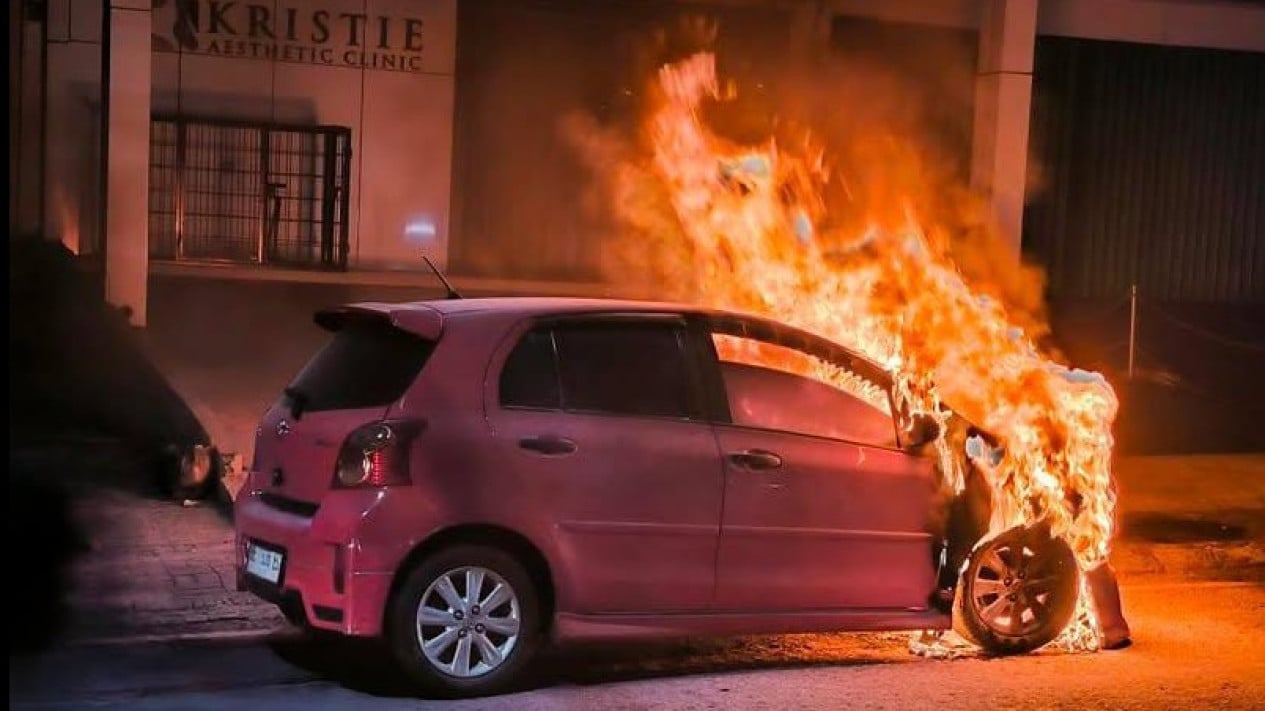 Mobil Toyota Yaris terbakar.