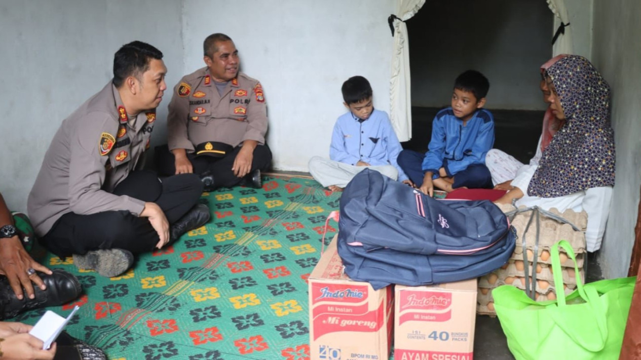 Polres Lampung Tengah berikan bantuan 2 bocah jualan es krim.