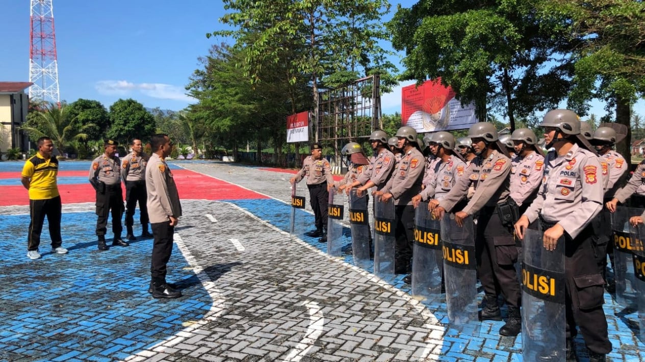 Kapolres Pesawaran AKBP Heri Sulistyo saat memberikan arahan.