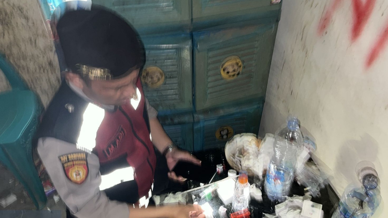 Polisi geledah barang milik pemuda yang diduga narkoba.