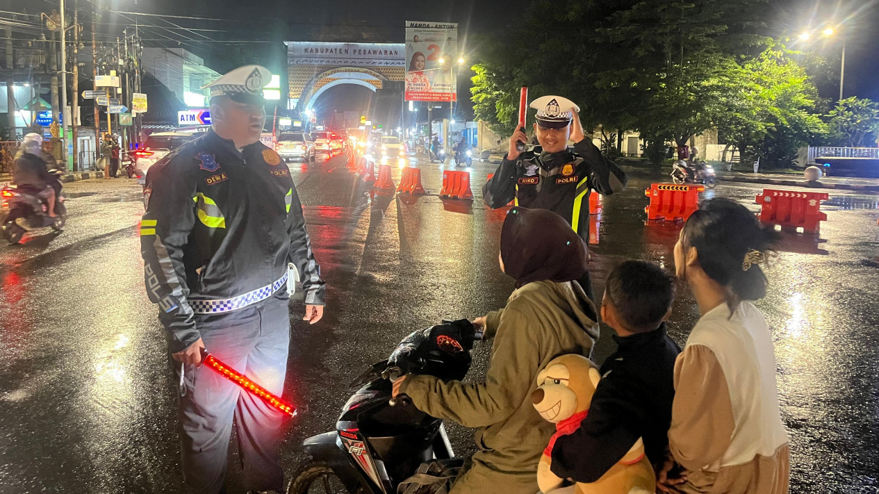 Satlantas Polres Pesawaran gelar patroli di lokasi rawan macet.