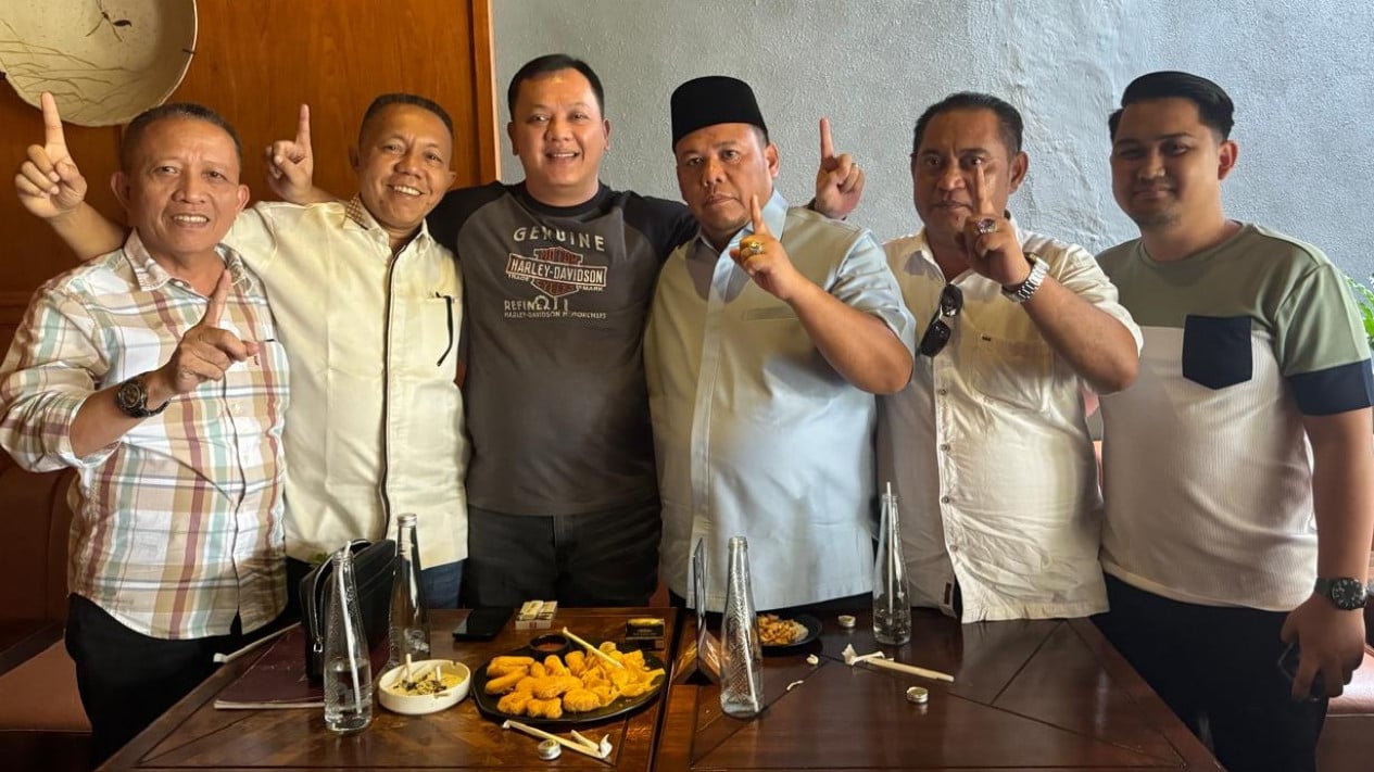 Aries Sandi Darma Putra (baju hitam).
