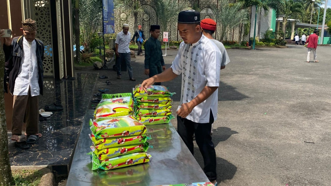 Program berbagi beras gratis.