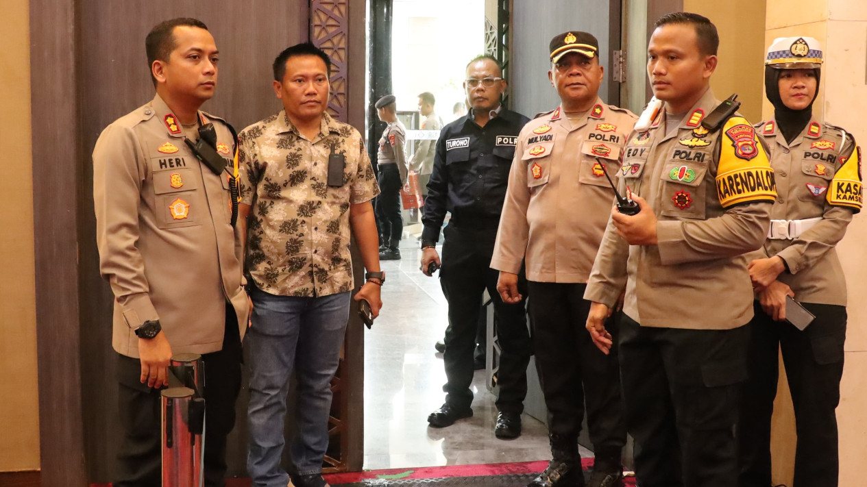 Pengamanan debat publik Bupati-Wabup Pesawaran PSU 2025.