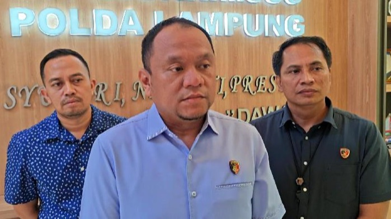 Kombes Pol Dery Agung Wijaya (tengah), Dirkrimsus Polda Lampung.