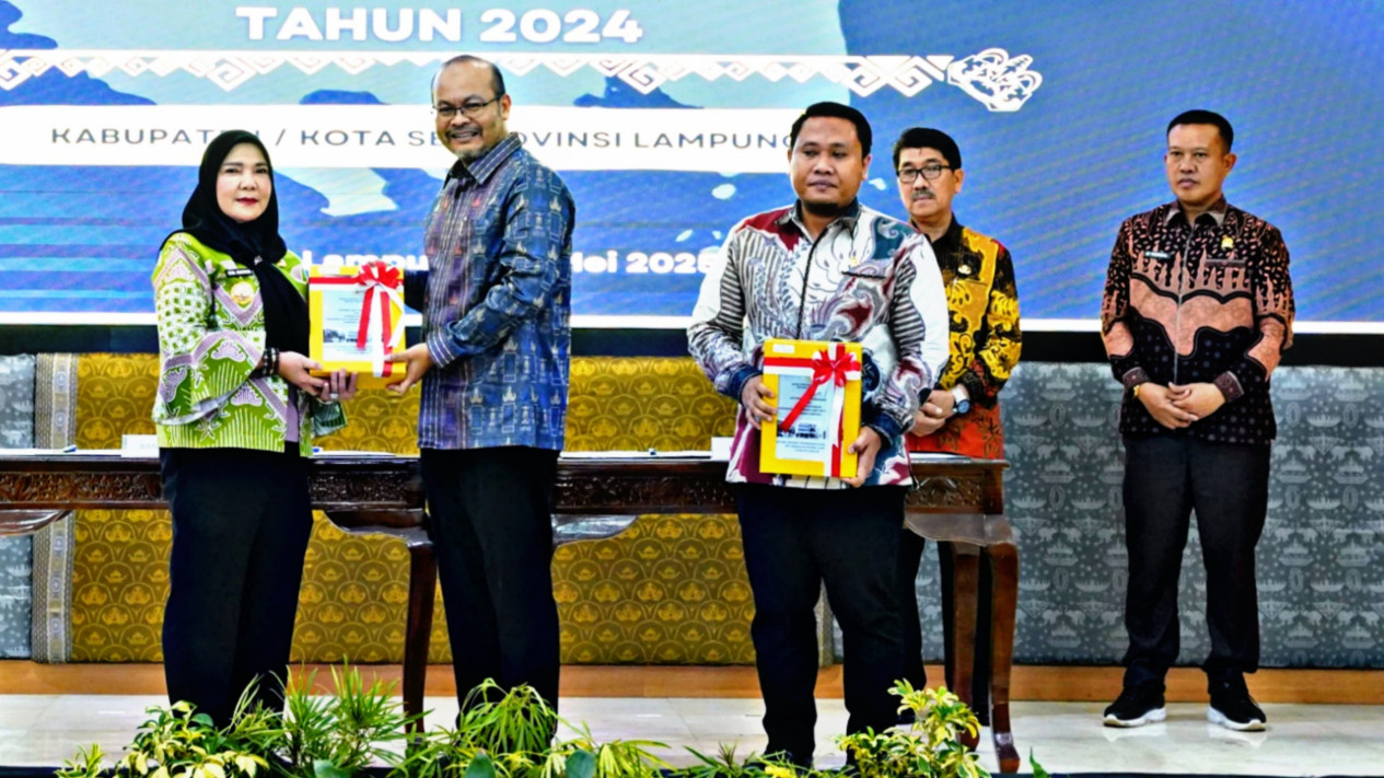 Wali Kota Eva Dwiana saat menerima penghargaan