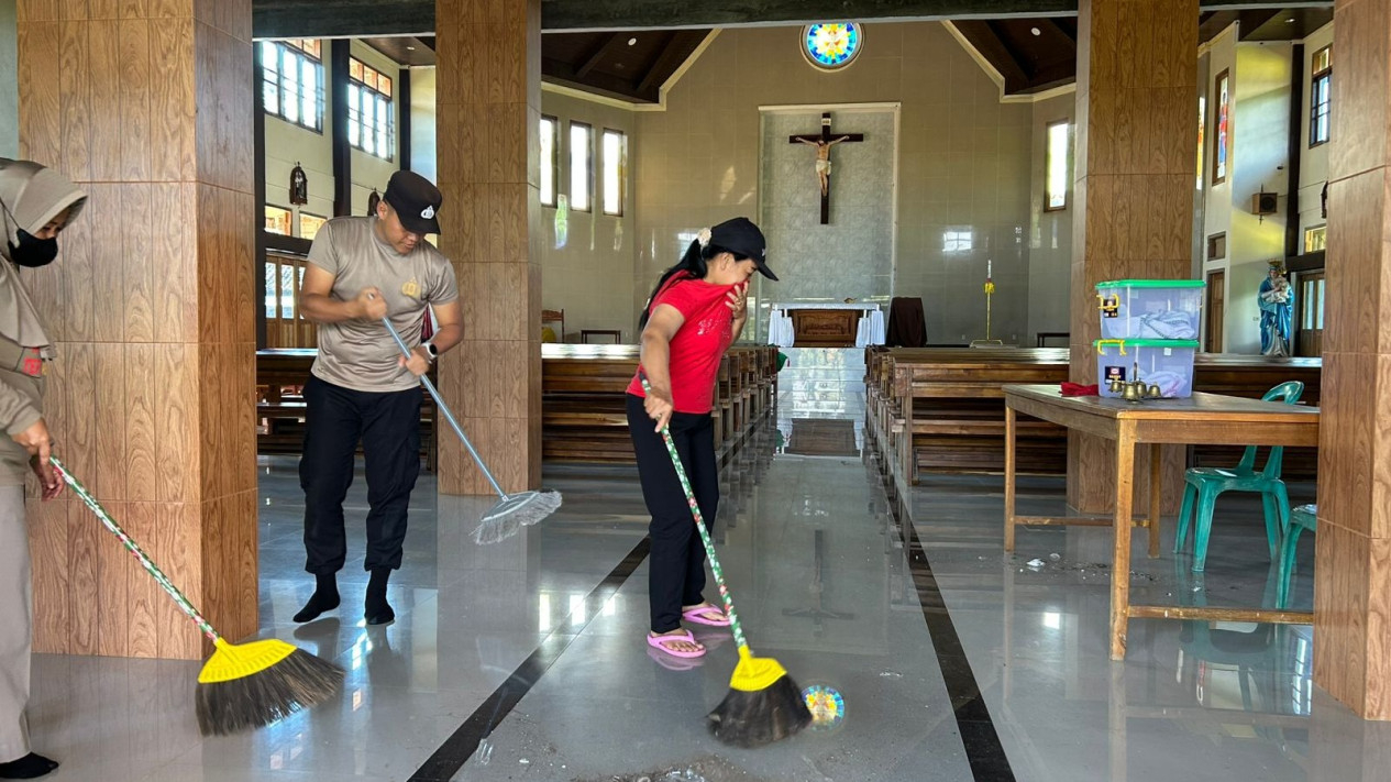 Polsek Penengahan membersihkan Gereja Katolik Santo Petrus.