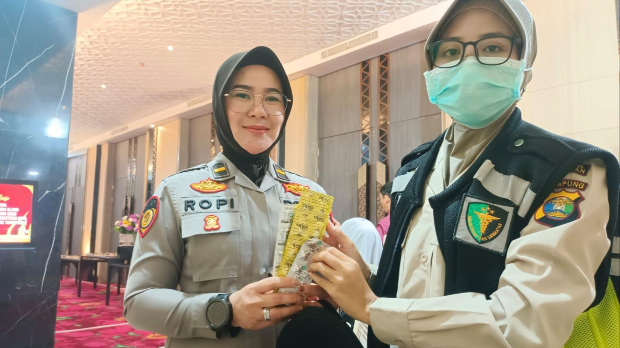 Dokkes Polres Pesawaran berikan layanan kesehatan.