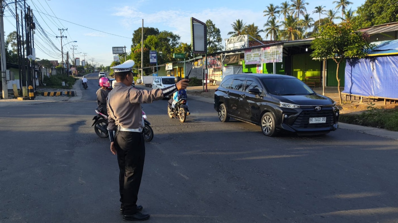 Satlantas Polres Pesawaran gelar patroli di lokasi rawan macet.