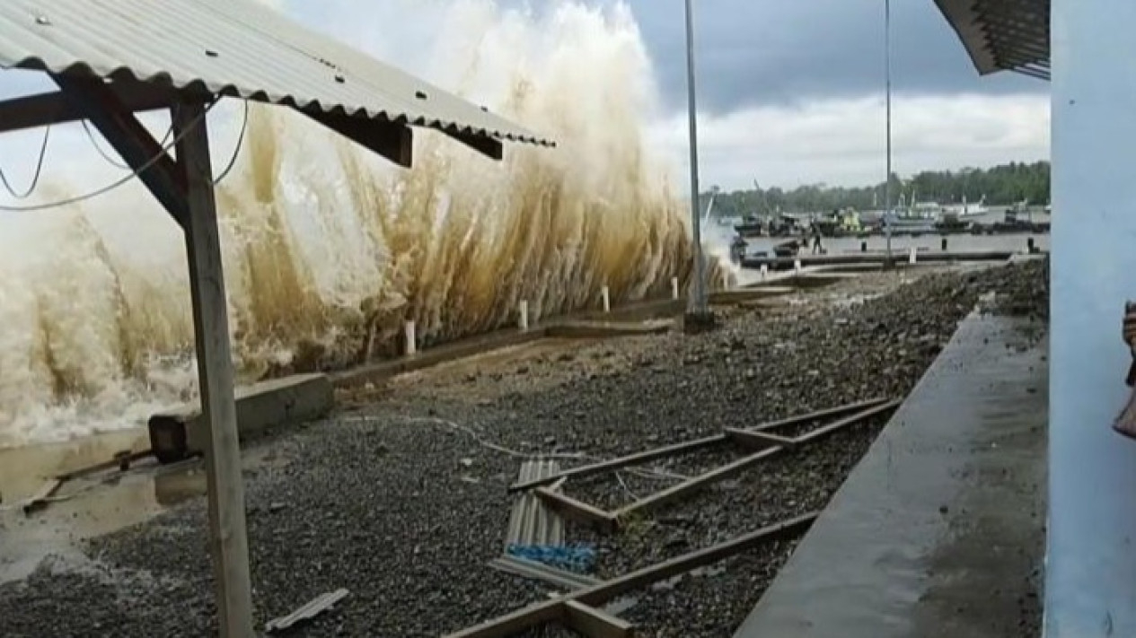 Banjir rob rusak tanggul dan rendam 300 rumah warga Kotaagung.