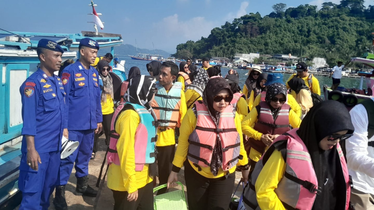 Satpolairud Polres Pesawaran berikan edukasi di Dermaga Ketapang