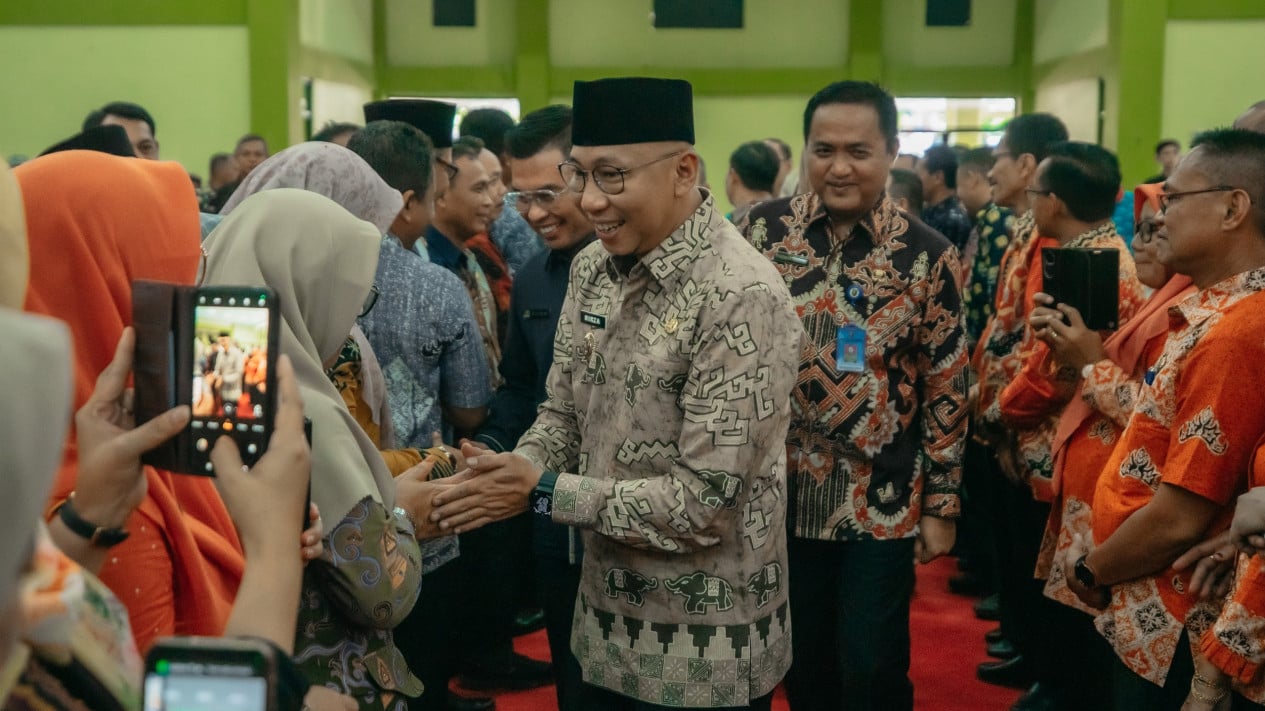 Gubernur Lampung Rahmat Mirzani silaturahmi bersama guru.