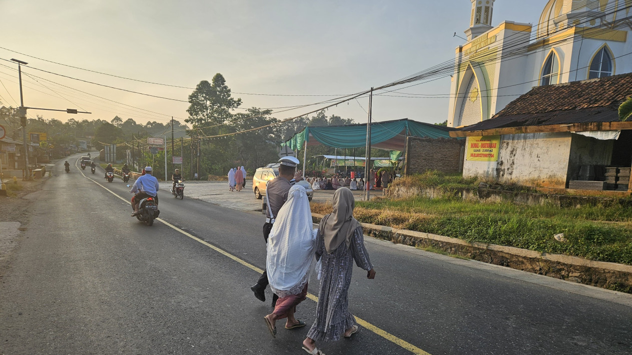 Satlantas Polres Pesawaran bantu menyeberang Sholat Idul Adha.