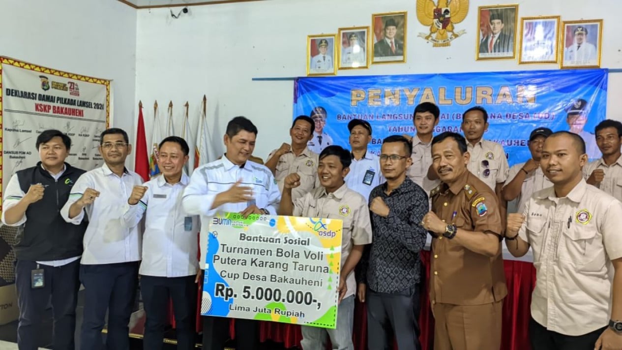 PT ASDP Indonesia Ferry (Persero) Bakauheni beri bantuan sosial.
