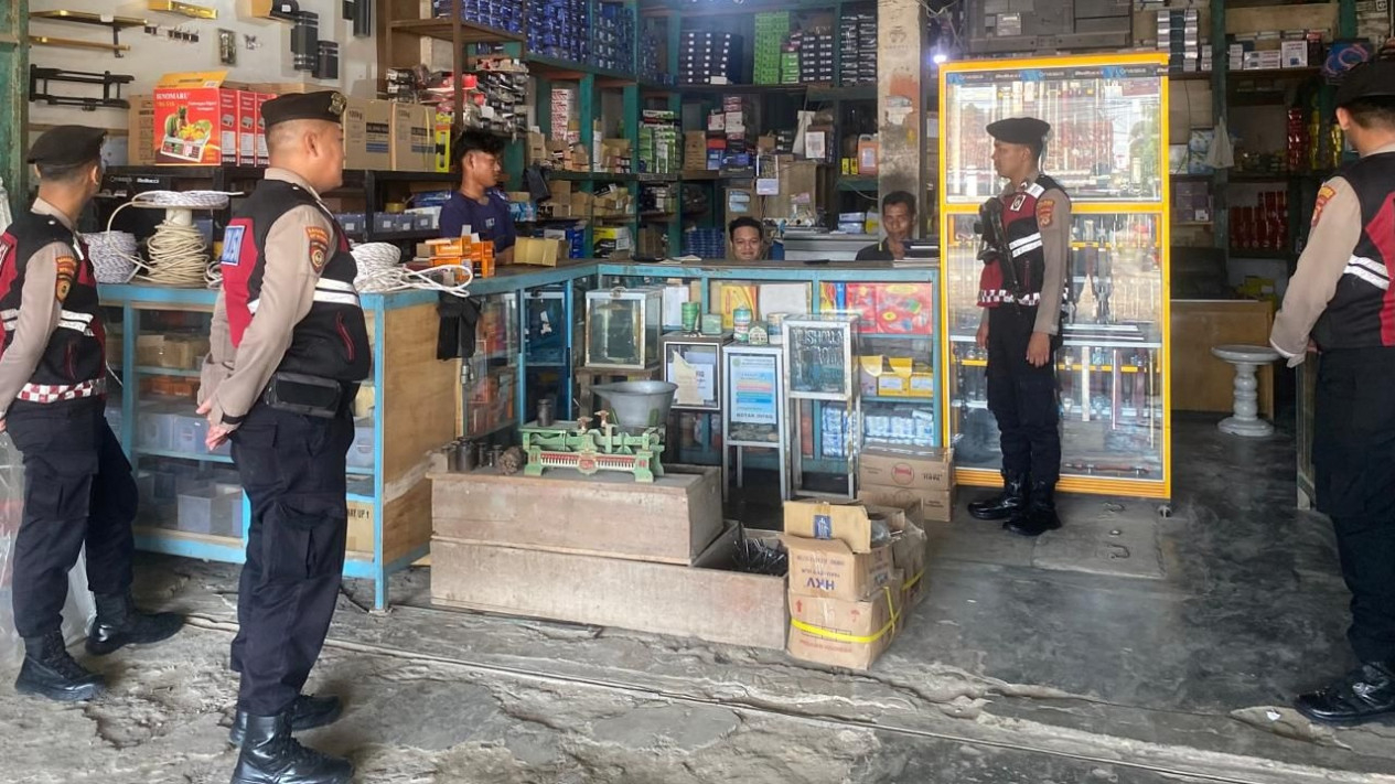 Samapta Polres Tulang Bawang menggelar patroli dialogis.