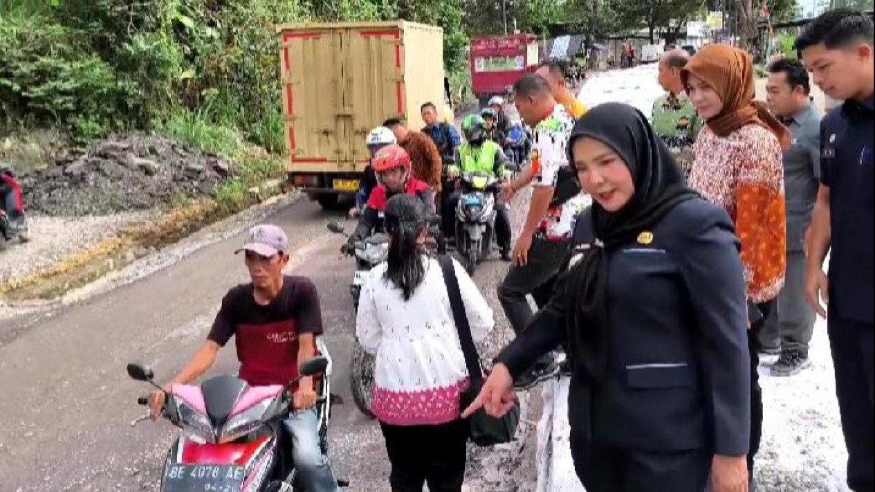 Wali Kota Eva Dwiana tinjau perbaikan jalan Tirtayasa.
