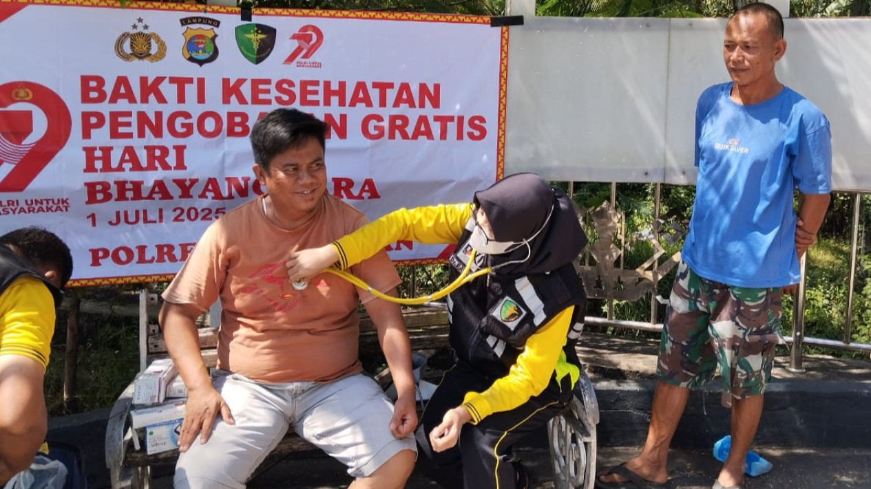 Polres Pesawaran berika pengobatan gratis ke supir angkot.
