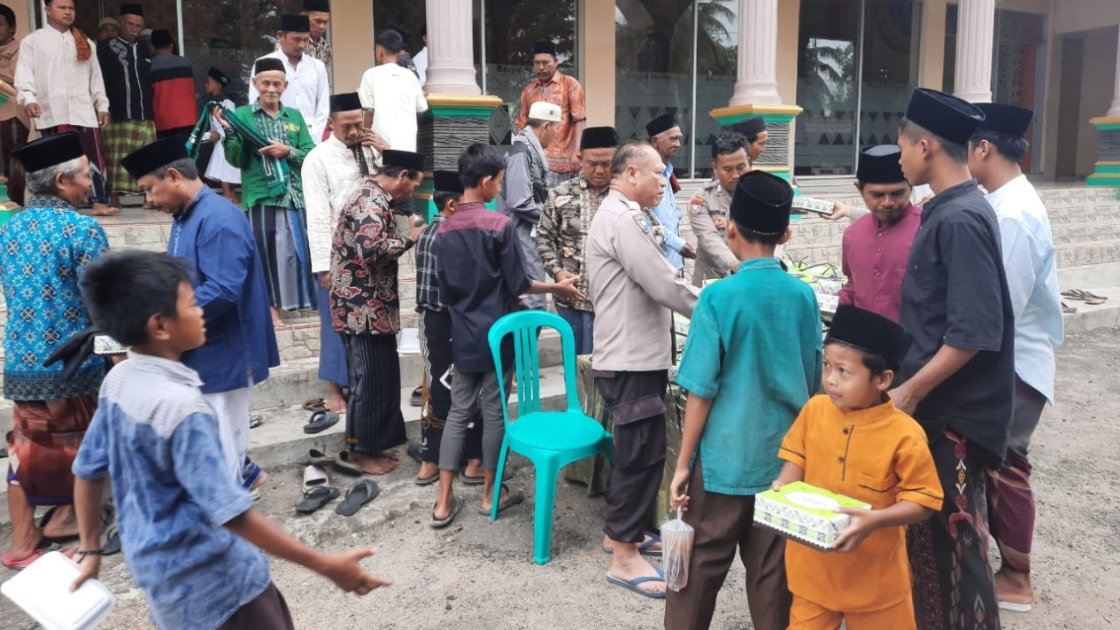 Polsek Banjar Agung bagikan nasi kotak ke warga usai salat Jumat.