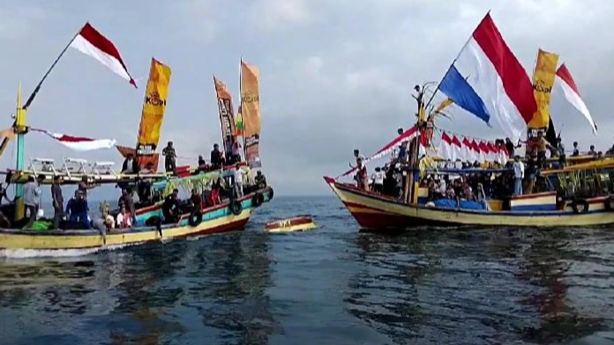 Nelayan Kota Agung lakukan tradisi larung laut.