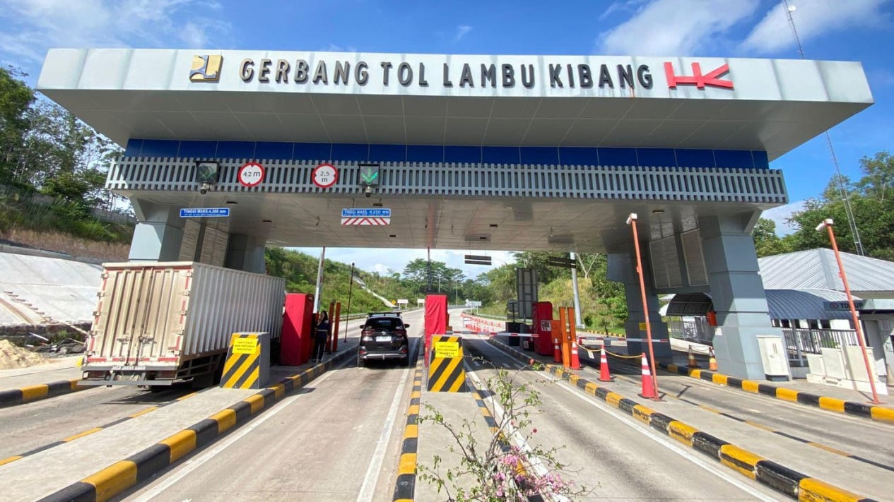 Arus kendaraan digerbang tol Lampu Kibang, Lampung.