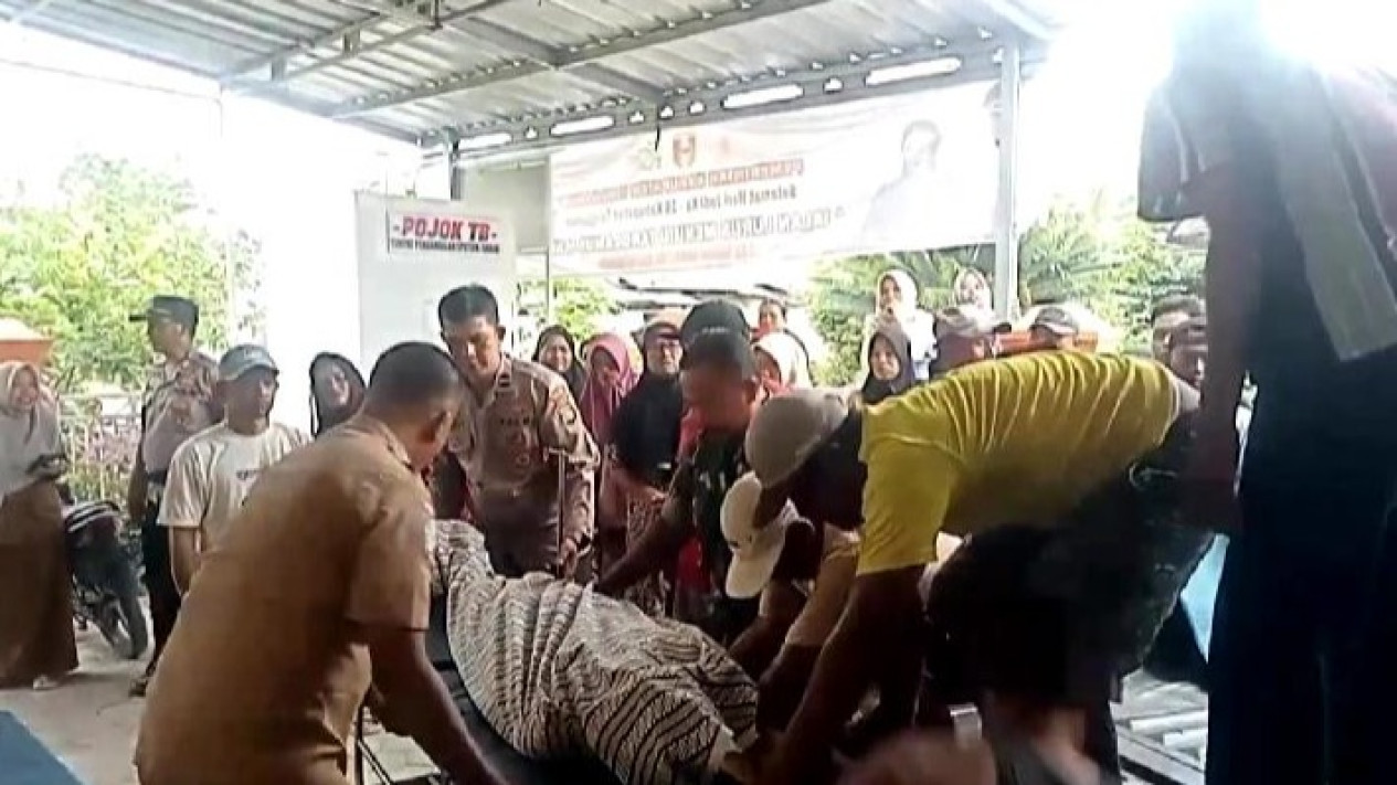 Warga evakuasi lansia di Tanggamus tewas digigit buaya.