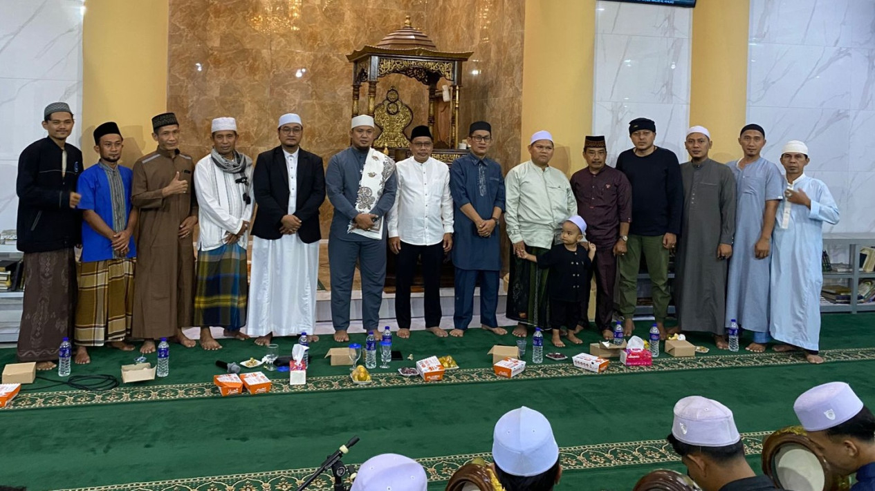 Gema sholawat dan pengajian akbar di Masjid Al Ikhlas Way Dadi.