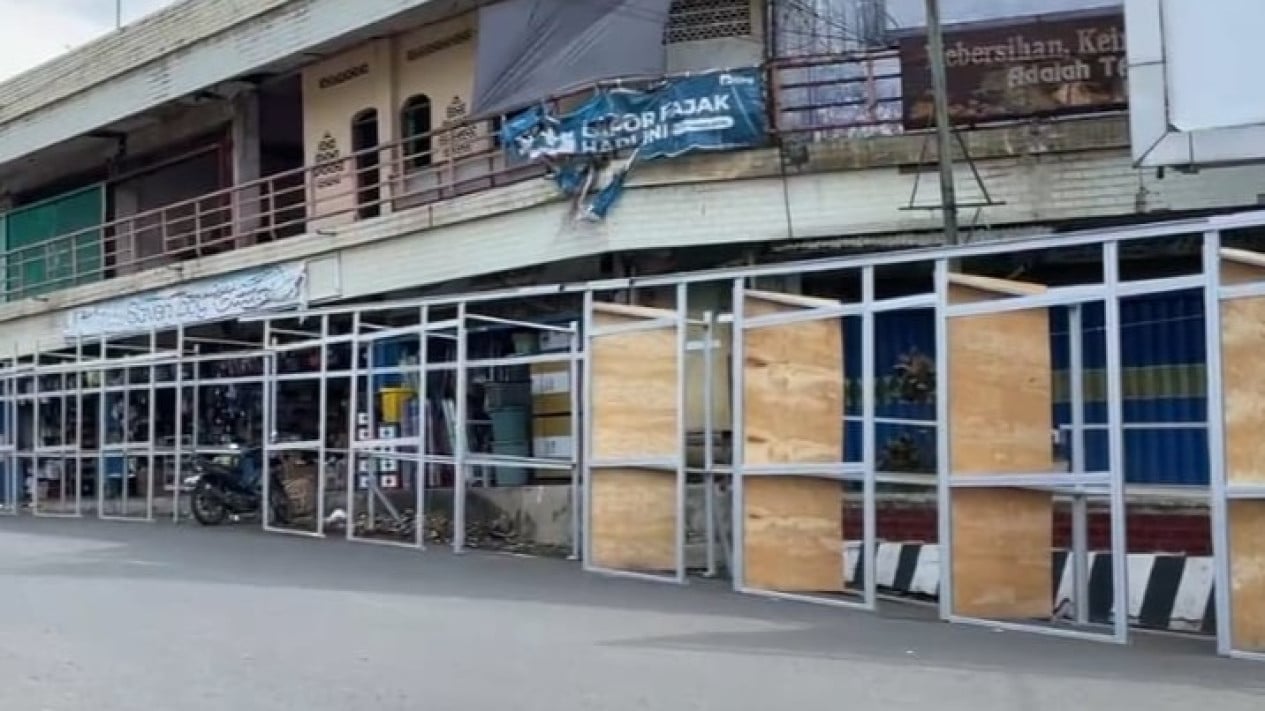 Pembongkaran Pasar Dekon Kotabumi.