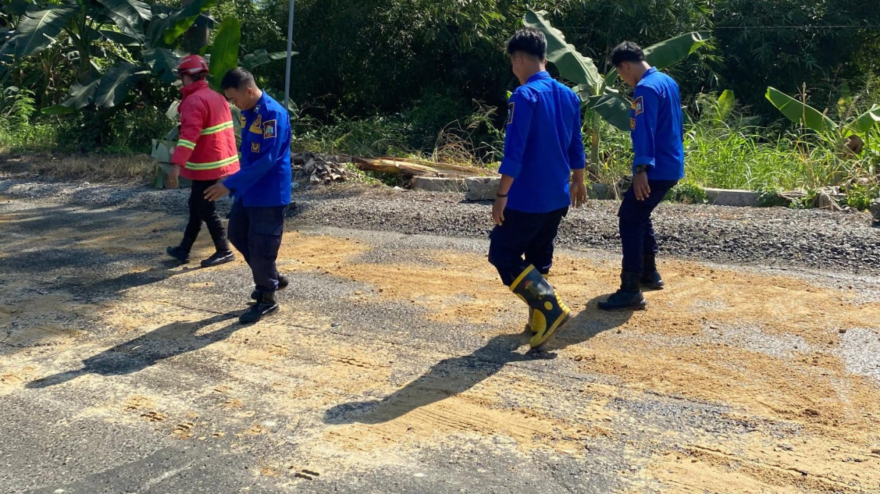 Petugas Damkar Lampung Selatan bersihkan dugaan tumpahan minyak.