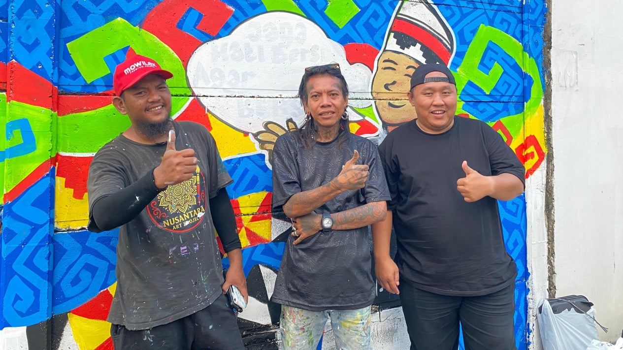 Anak Punk di Bandar Lampung lukis mural penuh pesan sosial.