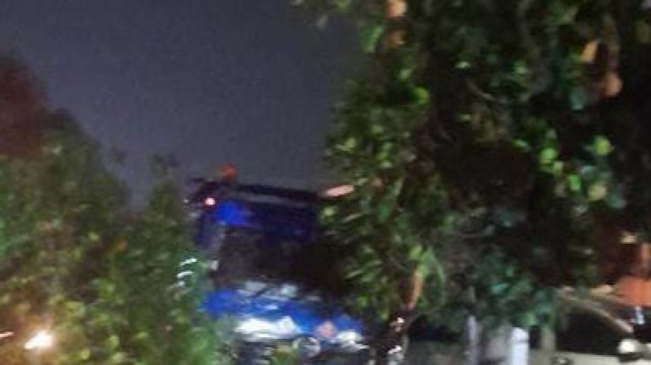 Truk rem blong sebabkan lecelakaan beruntun.