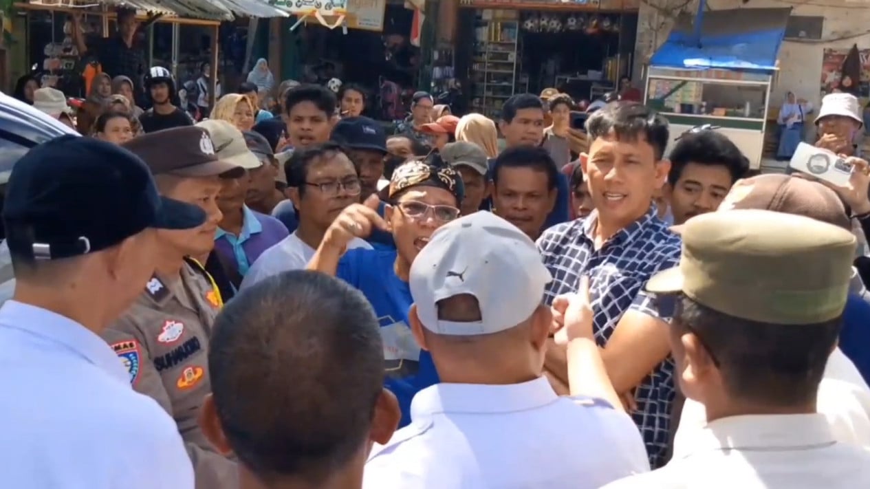 Suasana ricuh antar pedagang kaki lima dengan tim penertiban
