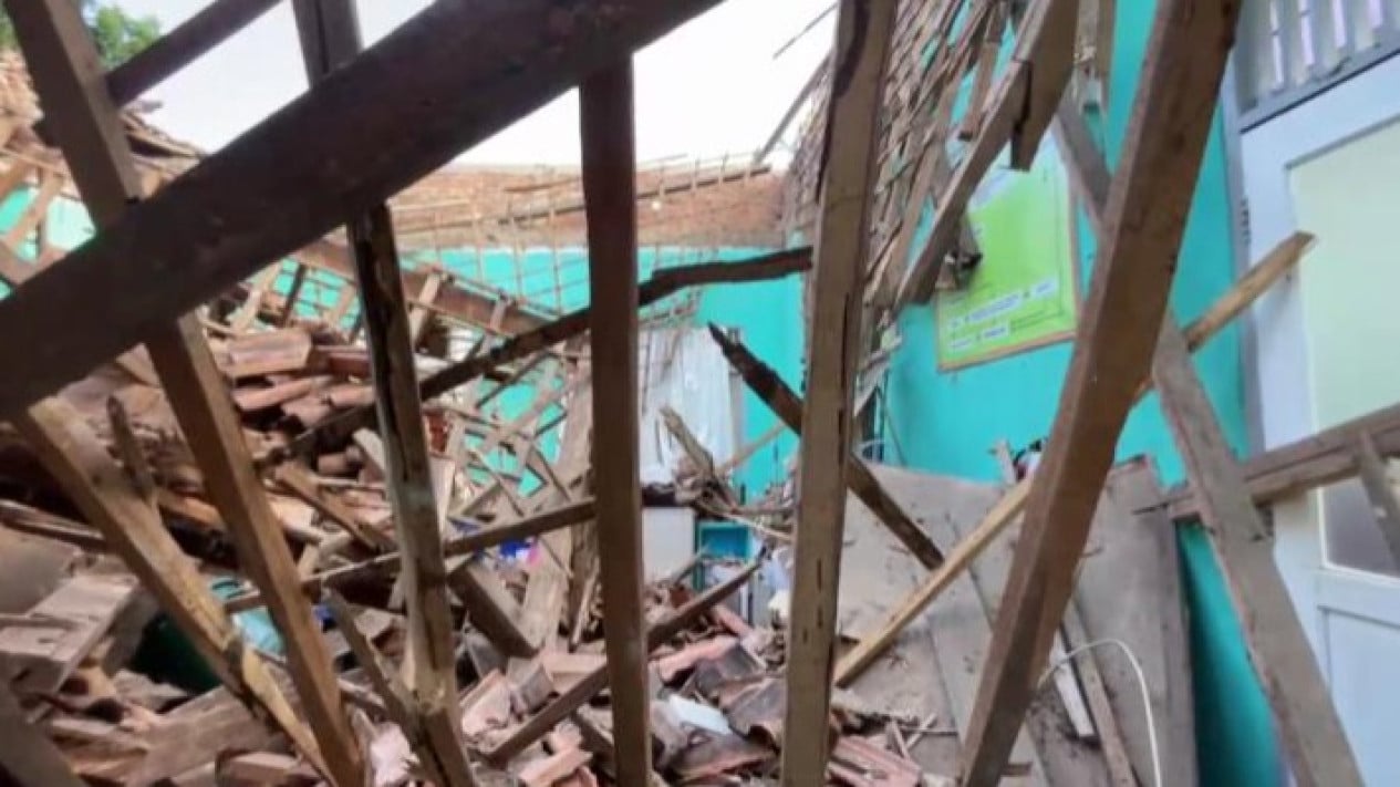 Atap Balai Rehabilitasi Narkoba di RSUD Ryacudu Kotabumi ambruk.