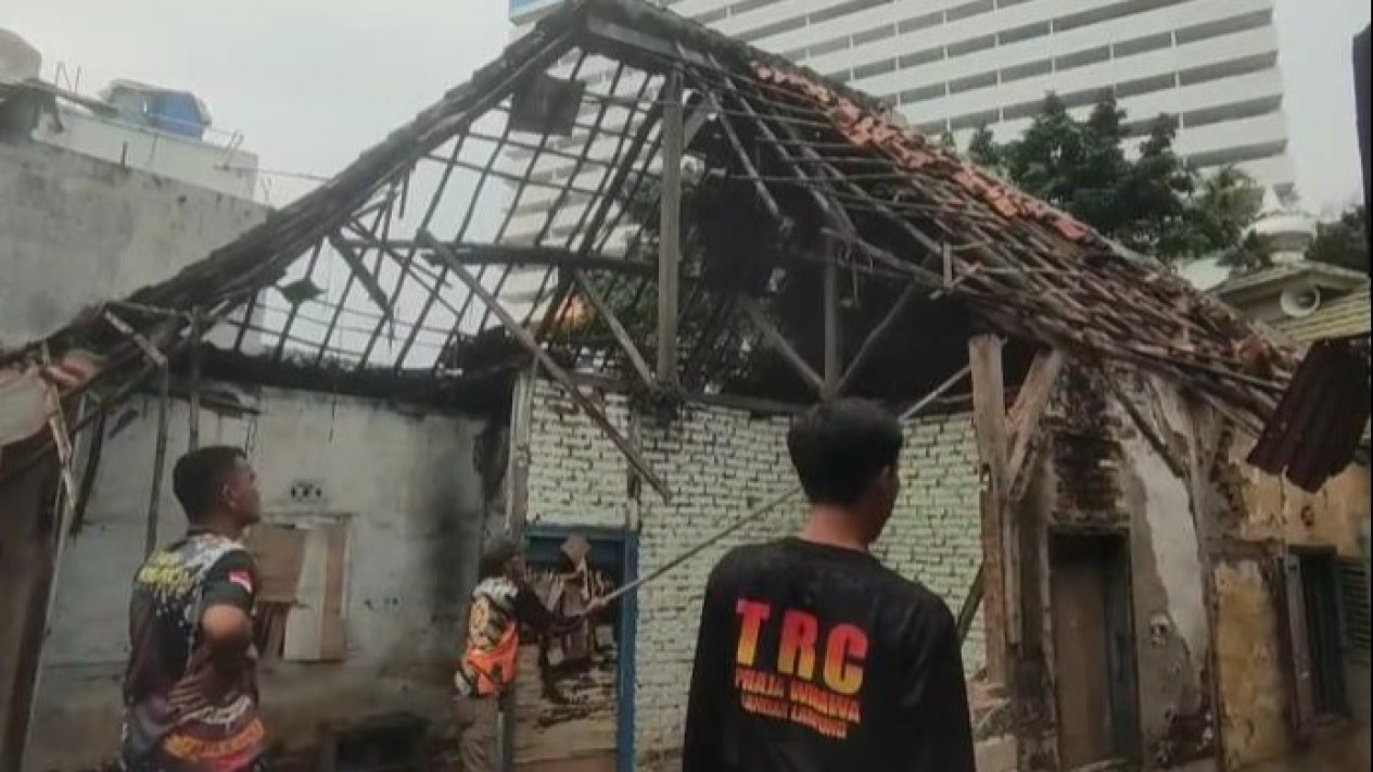 "Hujan Deras dan Angin Kencang Sebabkan Rumah Warga Roboh"