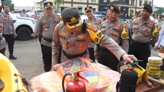 Pengecekan terhadap alat dan sarana prasarana SAR Pengecekan terhadap alat dan sarana prasarana SAR