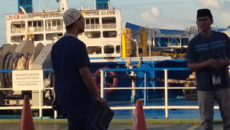 Awak kapal dan penumpang menggelar Salat Idul Fitri di atas kapal Awak kapal dan penumpang menggelar Salat Idul Fitri di atas kapal