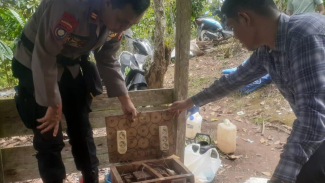 Polisi mendatangi lokasi IRT tersengat listrik hingga tewas Polisi mendatangi lokasi IRT tersengat listrik hingga tewas