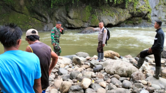 Petugas lakukan pencarian terhadap pemancing yang tenggelam. Petugas lakukan pencarian terhadap pemancing yang tenggelam.