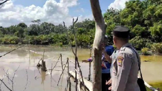 Polisi mengecek lokasi wisata Kawah Nirwana Suoh, Lampung Barat.
