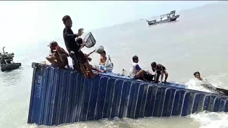 Truk kontainer yang membawa sembako di Laut Ketapang.
