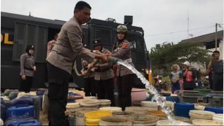 Penyaluran bantuan air bersih Polresta Bandar Lampung Penyaluran bantuan air bersih Polresta Bandar Lampung